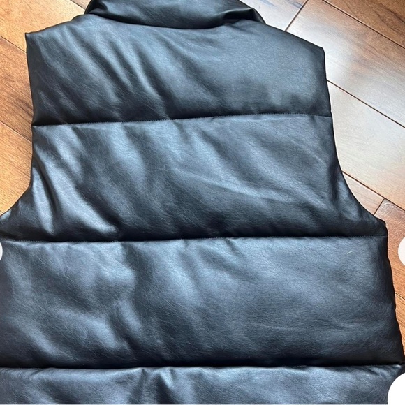 Hollister (Small) Black Contemporary Quilted, Chunky, Casual Puffer Vest - Picture 7 of 11
